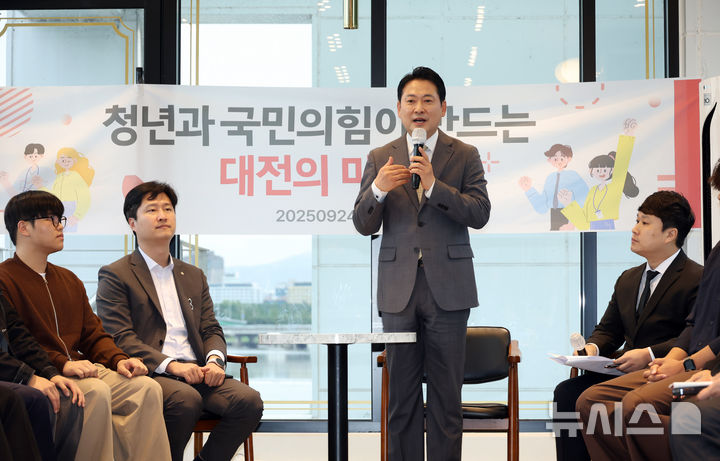 [대전=뉴시스] 고승민 기자 = 장동혁 국민의힘 대표가 24일 대전 유성구의 한 티하우스에서 열린 대전 청년과의 간담회에서 인사말을 하고 있다. 2025.09.24. kkssmm99@newsis.com