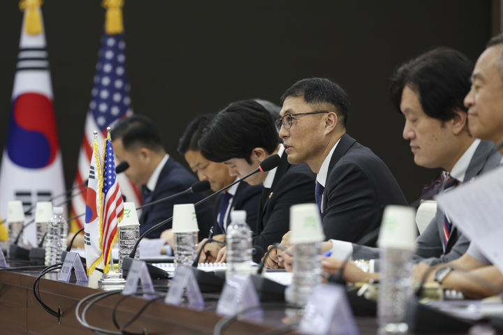 [서울=뉴시스] 대한민국 국방부와 미합중국 국방부는 23일부터 24일까지 서울에서 제27차 한미 통합국방협의체?(KIDD : Korea-U.S. Integrated Defense Dialogue, 이하 KIDD) 회의를 개최했다. 이번 회의는 대한민국 국방부 윤봉희 국방정책실장 대리와 미합중국 국방부 존 노(John Noh) 동아시아부차관보를 양측 수석대표로 하여, 양국의 국방 및 외교 분야 주요 직위자들이 참석했다.이번 KIDD 회의에서 양측은 변화하는 역내 안보환경 속에서 한미동맹을 호혜적이고 미래지향적으로 현대화하기 위한 국방분야 협력 전반을 평가하고, 동맹현안에 대해 심도있는 논의를 진행했다. 또한, 양측은 지난 8월, 한미 정상회담에서 논의된 국방분야의 후속조치 이행을 위한 협력을 추진해 나가자는 데 공감했다. (사진=국방부 제공). 2025.09.24. photo@newsis.com *재판매 및 DB 금지
