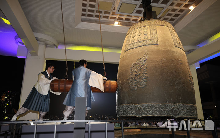 [경주=뉴시스] 이무열 기자 = 24일 경북 경주시 국립경주박물관에서 열린 ‘2025 성덕대왕신종 타음조사 공개회’에서 타종이 진행되고 있다. 에밀레종 이라는 별칭으로도 잘 알려진 성덕대왕신종은 우리나라에 남아 있는 가장 큰 종이자 최고 걸작으로 평가받고 있다. 22년 만에 일반에 공개된 이번 행사에는 사전 추첨을 통해 선정된 771명의 시민들이 참여했다. 771은 성덕대왕신종이 조성된 연도다. 2025.09.24. lmy@newsis.com