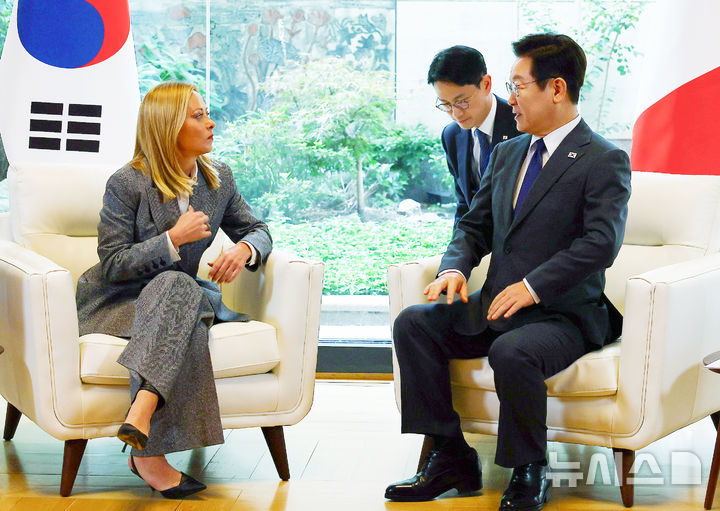 [뉴욕=뉴시스] 최동준 기자 = 이재명 대통령과 조르자 멜로니 이탈리아 총리가 24일(현지 시간) 미국 뉴욕 주유엔 대한민국 대표부에서 한-이탈리아 정상회담을 하고 있다. 2025.09.25. photocdj@newsis.com