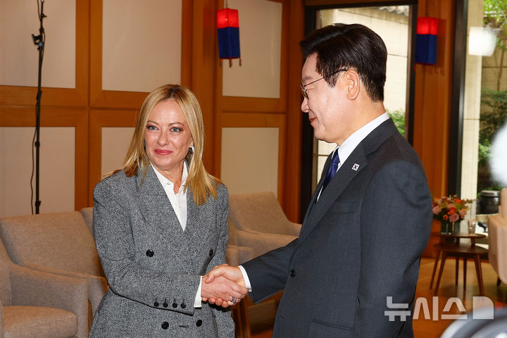 [뉴욕=뉴시스] 최동준 기자 = 이재명 대통령과 조르자 멜로니 이탈리아 총리가 24일(현지 시간) 미국 뉴욕 주유엔 대한민국 대표부에서 한-이탈리아 정상회담에 앞서 인사하고 있다. 2025.09.24. photocdj@newsis.com