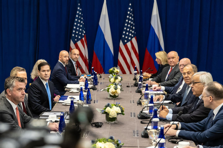 [뉴욕=AP/뉴시스]마코 루비오 미국 국무장관과 세르게이 라브로프 러시아 외무장관이 9월 24일 미국 뉴욕의 롯데 팰리스 호텔에서 회담하고 있다. 2025. 11.21.