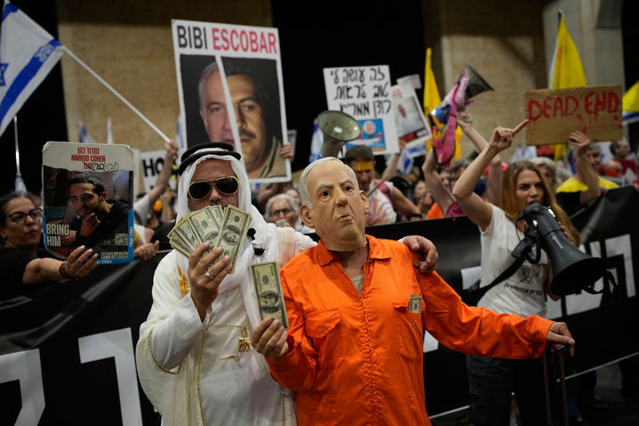 [텔아비브=AP/뉴시스] 베냐민 네타냐후 이스라엘 총리 사면에 반대하는 시민들이 30일(현지 시간) 이츠하크 헤르조그 대통령 관저 앞에서 시위를 벌였다고 아랍권 매체 알자지라 등이 보도했다. 사진은 지난 9월 24일텔아비브 인근 벤구리온 공항에서 시위대가 가자지구 전쟁 종식 등을 요구하며 네타냐후 정부에 반대하는 시위를 벌이는 모습. 2025.12.01. 