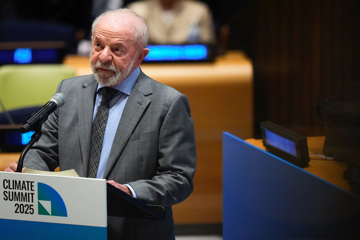 [유엔본부= AP/뉴시스] 유엔본부에서 지난달 24일 열린 기후변화 정상회의에서 브라질의 루이스 이나시우 룰라 다 시우바 대통령이 기후변화 대응 협력 방안에 대해 연설하고 있다. 2025. 10.07. 