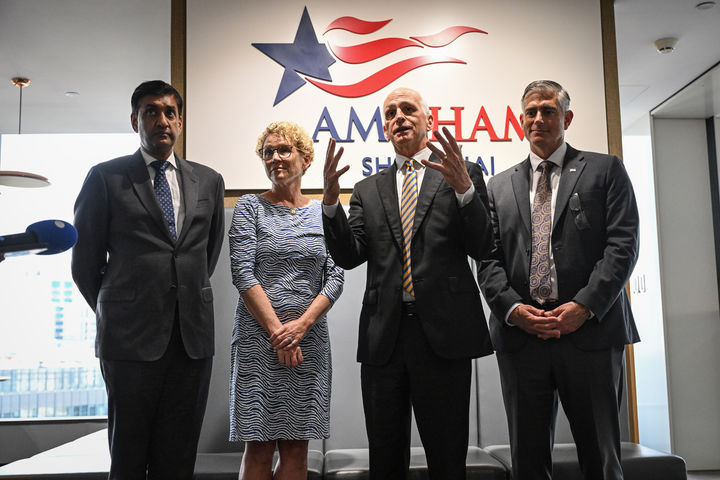 [상하이=AP/뉴시스]중국을 방문 중인 미 하원의원 대표단을 이끌고 있는 애덤 스미스 하원의원(오른쪽 2번째, 민주)이 25일 상하이에서 미 상공회의소와 회담 후 동료 의원들과 함께 기자회견 도중 제스처를 취하고 있다. 왼쪽부터 로 카나, 크리시 훌라한, 스미스, 그리고 마이클 바움가르트너 의원. 2025.09.25.