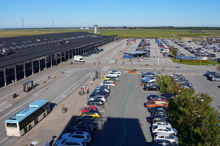 [뇌레순뷔=AP/뉴시스] 25일(현지 시간) 덴마크 북부에 위치한 올보르 공항 풍경. 이 공항은 전날 밤부터 이날 새벽 상공에 정체불명의 드론이 출몰해 한때 폐쇄됐다. 덴마크 당국은 러시아의 소행일 가능성을 배제하지 않고 있으며, 나토 조약 4조 발동을 검토 중이다. 