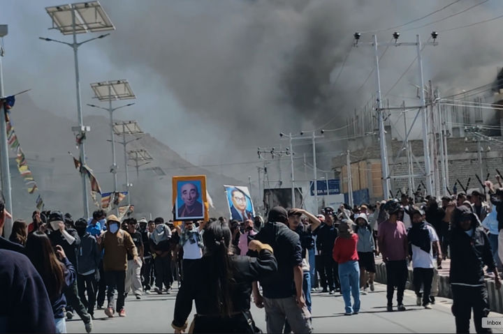 [레(인도 라다크주)=AP/뉴시스]인도 라다크주 주도 레에서 24일 더 큰 자치권을 요구하는 시위가 폭력 사태로 번지면서 집권 인도인민당(BJP) 사무실에 불이 붙어 검은 연기가 치솟고 있다. 인도 당국은 하루 만인 25일 레와 카르길 두 곳에 통금령을 선포하고 5명 이상의 집회를 금지시켰다. 2025.09.25.