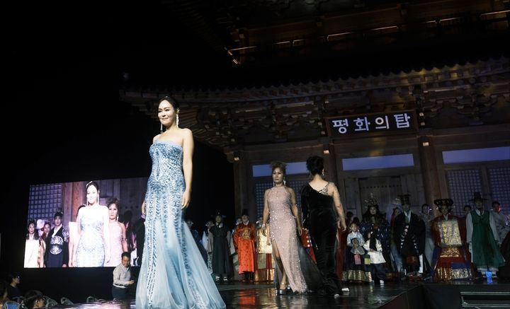 [김천=뉴시스] 시니어 모델의 워킹. (사진=김천시 제공) 2025.09.25 photo@newsis.com *재판매 및 DB 금지