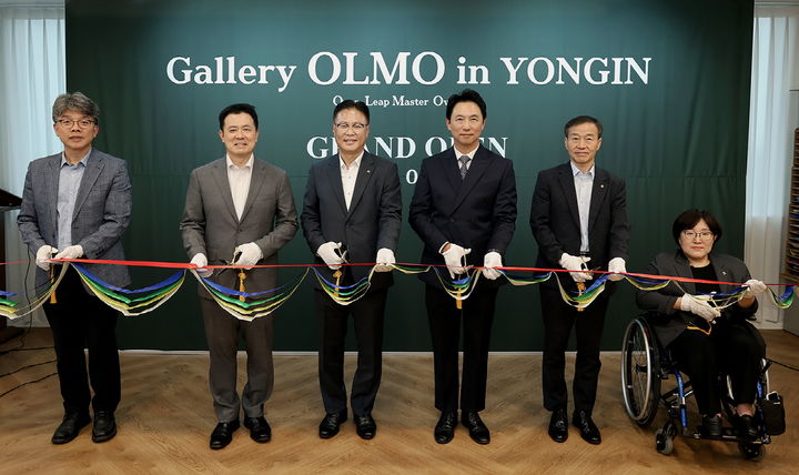 [서울=뉴시스] 경기도 용인시에서 열린 장애인 표준사업장 '올모용인' 개소식에서 참석자들이 테이프 커팅식을 진행하고 있다. (사진=대상 제공) *재판매 및 DB 금지