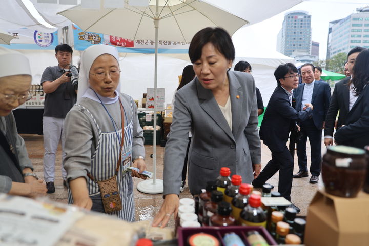 [세종=뉴시스]송미령 농림축산식품부 장관이 24일 서울시청 앞 서울광장에서 열린 '추석맞이 서로장터'에 참석해 지역 농가 부스를 돌아보고 있다. (사진=농식품부 제공) *재판매 및 DB 금지
