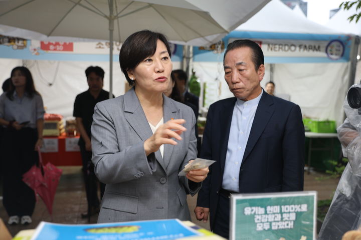 [세종=뉴시스]송미령 농림축산식품부 장관이 24일 서울시청 앞 서울광장에서 열린 '추석맞이 서로장터'에 참석해 지역 농가 부스를 돌아보고 있다. (사진=농식품부 제공) *재판매 및 DB 금지