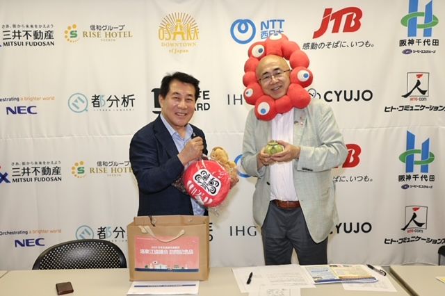 [양산=뉴시스] 나동연 양산시장이 일본 오사카관광국 미조하타히로시 이사장과 기념촬영을 하고 있다. (사진=양산시 제공) 2025.09.25. photo@newsis.com *재판매 및 DB 금지