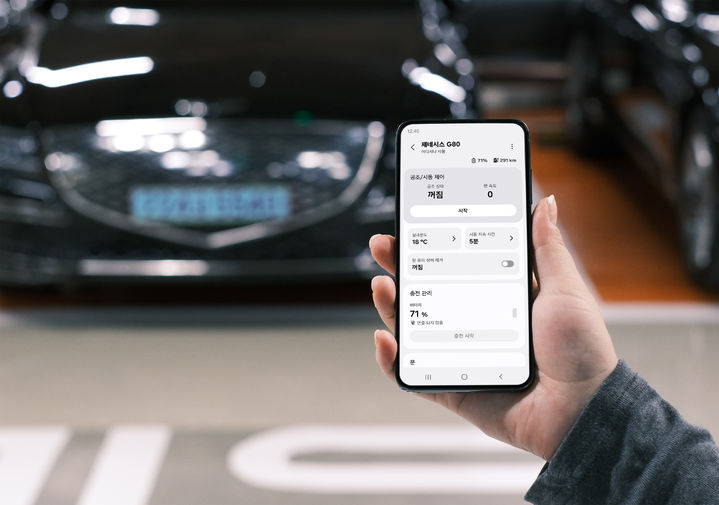 [서울=뉴시스] 삼성 스마트싱스로 커넥티드 카 서비스를 이용하는 모습. (사진=현대차·기아) 2025.09.25 photo@newsis.com *재판매 및 DB 금지 *재판매 및 DB 금지