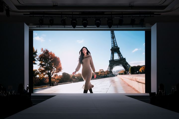 [서울=뉴시스] KT알파 쇼핑은 가을·겨울(FW) 시즌을 맞아 업계 최초로 인공지능(AI) 가상모델과 실제 모델이 함께한 프리미엄 패션 쇼케이스를 잠실 소피텔 앰버서더 호텔에서 열었다고 25일 밝혔다.(사진=KT알파 제공) *재판매 및 DB 금지