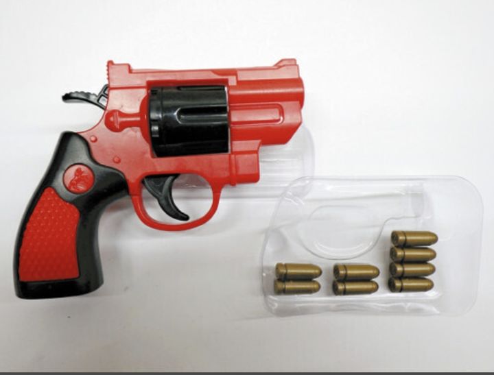 [서울=뉴시스]실탄 발사가 가능한 중국산 플라스틱 장난감 총(사진)이 일본에 수입돼 당국이 비상에 걸렸다. (사진출처: 요미우리신문 캡처) 2025.09.25.