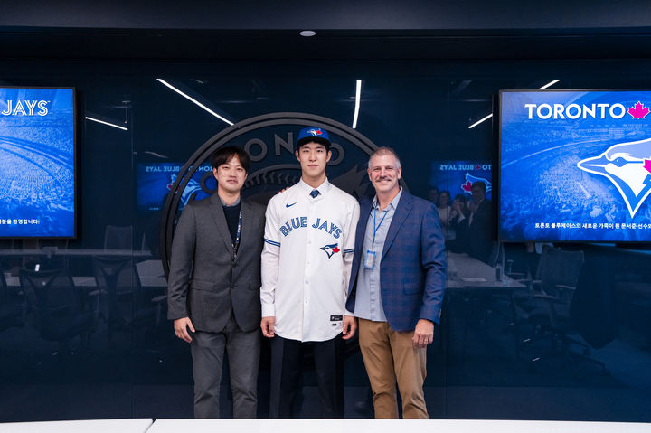 [서울=뉴시스] 장충고 투수 문서준이 25일(한국 시간) 캐나다 온타리오주 토론토의 로저스 센터에서 메이저리그(MLB) 토론토 블루제이스 공식 입단식을 가졌다. (사진 = 리코스포츠 에이전시 제공) *재판매 및 DB 금지
