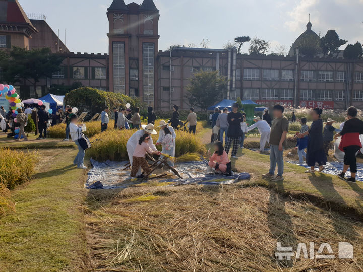 [시흥=뉴시스] 시흥시가 다음 달 17일부터 19일까지 월곶동 공영도시농업농장에서 ‘2025년 도시농부 가을걷이 체험 행사’를 진행한다.(사진=시흥시 제공).2025.09.25.photo@newsis.com