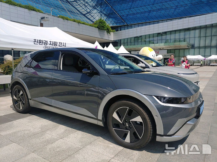 [성남=뉴시스] 지난해 시청 광장서 진행한 친환경 차량 전시 행사 때 선보인 전기 승용차(사진=성남시 제공) 2025.09.25.photo@newsis.com