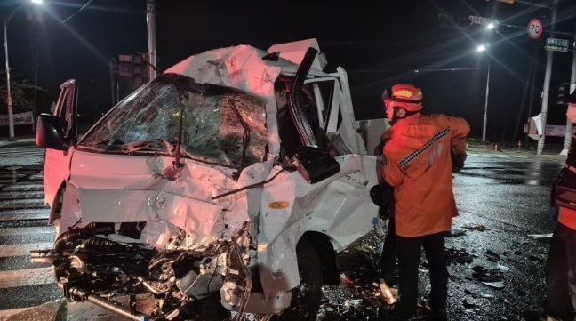 [보령=뉴시스] 25일 오전 4시45분께 충남 보령 됫박산교차로에서 교통사고가 나 1t트럭이 크게 부서진 가운데 현장에 충돌한 구급대가 사고 수습에 나서고 있다. (사진=보령소방서 제공) 2025.09.25. photo@newsis.com *재판매 및 DB 금지