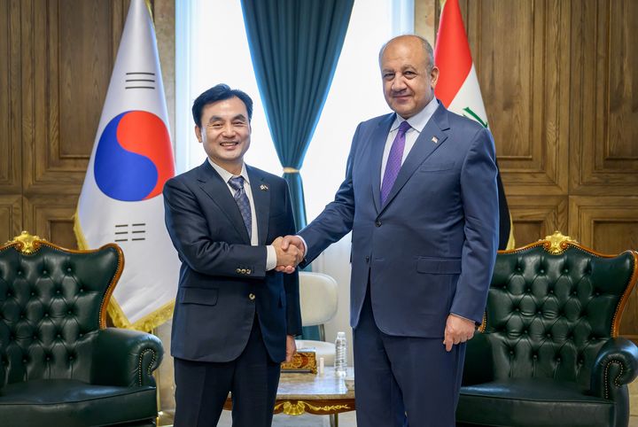 안규백 국방부 장관이 24일(현지시간) 이라크 바그다드에서 타벳 모하메드 사이에드 알 아바시 국방장관과 만난 모습. (사진=국방부 제공) 2025.09.25. *재판매 및 DB 금지