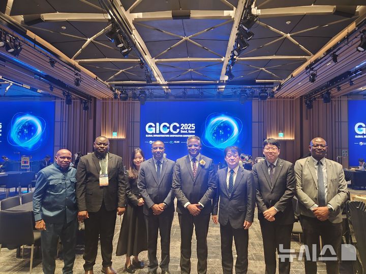 [서울=뉴시스] 건설공제조합 금융사업본부장(오른쪽 세 번째)이 지난 17일 열린 GICC 행사에서 탄자니아 총리실 관계자들과 기념사진을 촬영하고 있다.