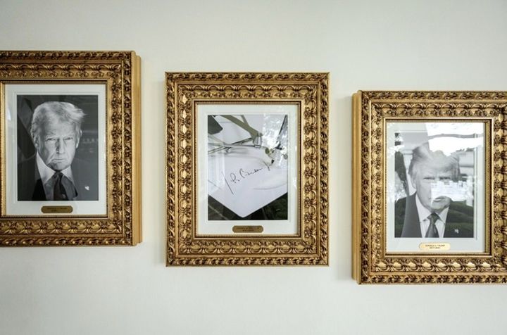 [서울=뉴시스] 백악관 웨스트윙 ‘대통령 명예의 거리’ 주랑에 걸린 역대 대통령 사진. 조 바이든 전 대통령 자리에 ‘오토펜’ 사진이 걸려 있다.(출처: 백악관 트루스소셜) 2025.09.25. *재판매 및 DB 금지