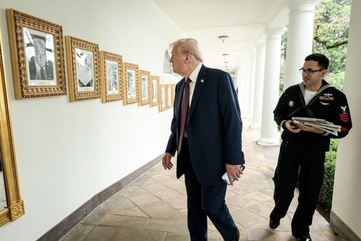 [서울=뉴시스] 도널드 트럼프 대통령이 백악관 웨스트윙 ‘대통령 명예의 거리’ 주랑에 걸린 걸려 있는 자신의 사진을 보고 있다. 옆 조 바이든 전 대통령 자리에 ‘오토펜’ 사진이 걸려 있다.(출처: 백악관 트루스소셜) 2025.09.25. *재판매 및 DB 금지