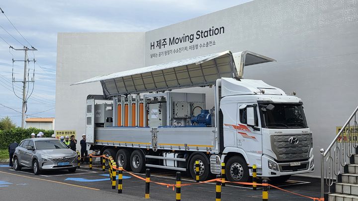 [제주=뉴시스] 제주시 도두동에서 상업운전을 시작한 이동형 수소충전소. (사진=제주도 제공) photo@newsis.com *재판매 및 DB 금지