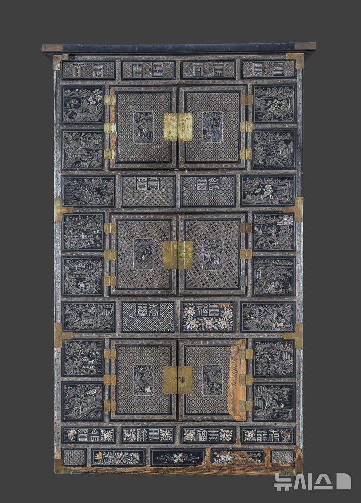 [서울=뉴시스]고종황제가 미국인 선교사 아펜젤러에 하사한 것으로 알려진 '나전산수무늬삼층장' 정면. 국가유산청 제공