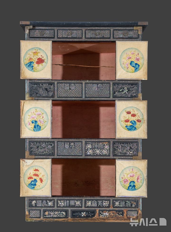 [서울=뉴시스]고종 황제가 미국인 선교사 아펜젤러에 하사한 것으로 알려진 '나전산수무늬삼층장'. 국가유산청 제공