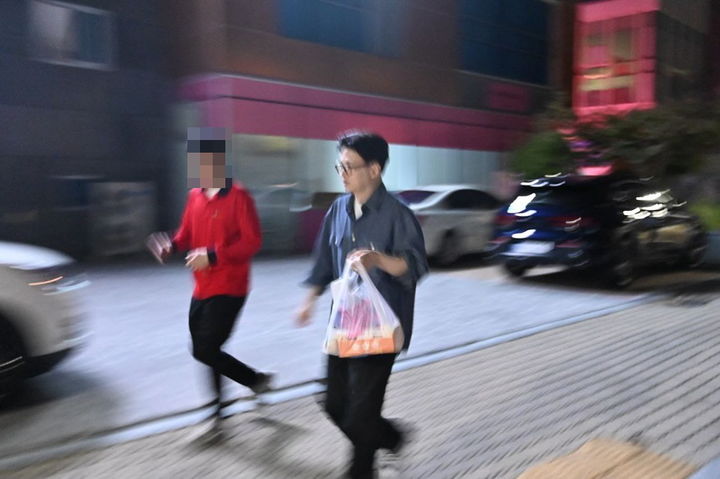 [서울=뉴시스] 치킨 배달하고 있는 한동훈 전 대표. (사진=인스타그램 캡처) *재판매 및 DB 금지