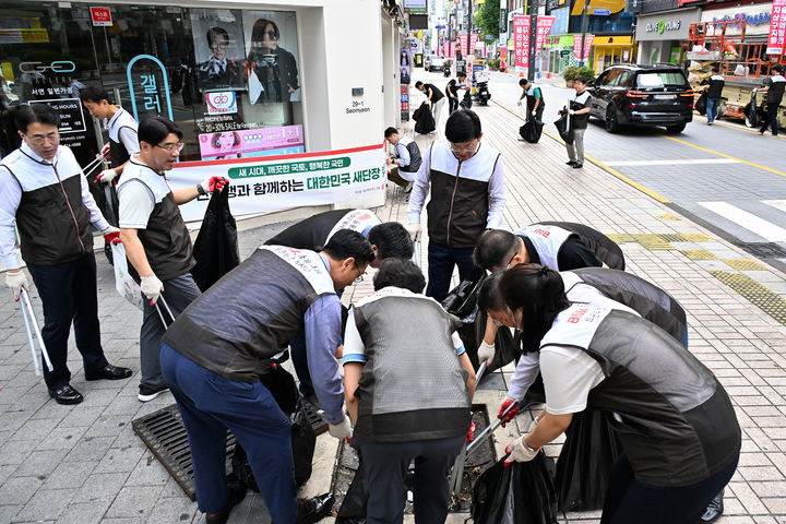 [부산=뉴시스] BNK부산은행은 25일 오전 부산진구 서면 일대에서 임직원 100여명이 참여한 가운데 환경정화 봉사활동을 실시했다. (사진=부산은행 제공) 2025.09.25. photo@newsis.com *재판매 및 DB 금지