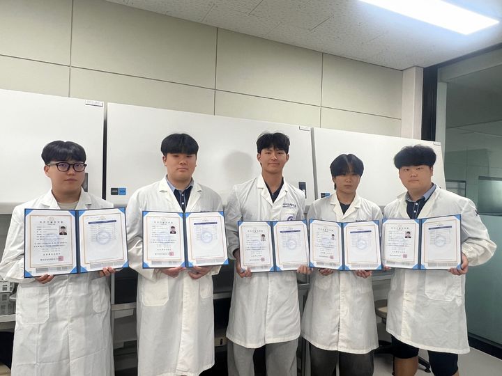 [논산=뉴시스]국방항공고등학교 바이오제약과 3학년 학생 5명이 과정평가형 자격시험을 통해 바이오화학제품제조 산업기사 자격을 취득했다. 2025. 09. 25 photo@newsis.com *재판매 및 DB 금지
