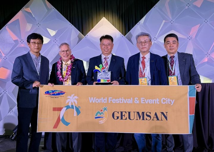 [금산=뉴시스] 조명휘 기자 = 허창덕(가운데) 충남 금산부군수 등이 미국 캘리포니아주 팜 스프링스에서 열린 세계축제대회에서 상을 받은 것을 기념해 사진을 찍고 있다. (사진= 금산군 제공) 2025.09.25. photo@newsis.com *재판매 및 DB 금지