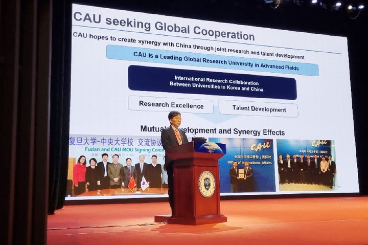 [서울=뉴시스] 중앙대 박상규 총장이 한국에서 유일하게 중국 텐진대학이 개최한 국제 콘퍼런스에 초청됐다. 사진은 콘퍼런스에서 기조 연설을 하는 박 총장. (사진=중앙대 제공) 2025.09.25. photo@newsis.com *재판매 및 DB 금지