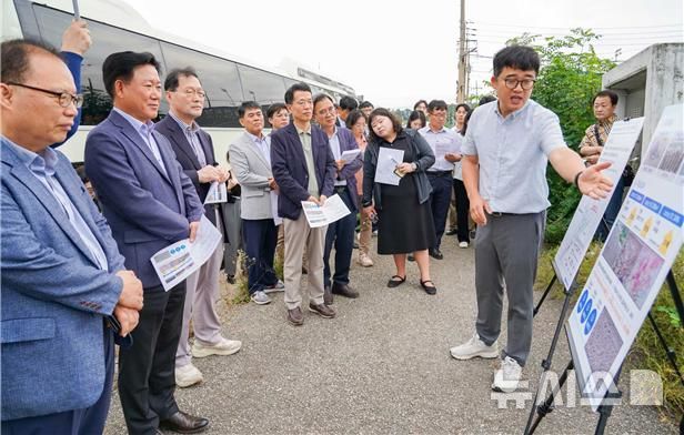 [서울=뉴시스] 제1차 기아 블루카본 협력사업 성과 현장 브리핑. (왼쪽부터 해양환경공단 여기동 본부장, 기아 기업전략실 정의철 전무, 한국해양재단 문해남 이사장)