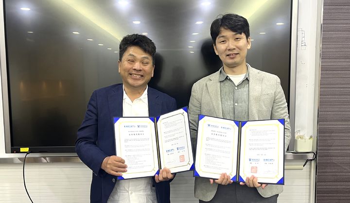 [대전=뉴시스] 오른쪽부터 김청훈 배재대 기업협업센터장과 장병훈 한국전력정보 대표이사. (사진=배재대 제공) 2025.09.25. photo@newsis.com *재판매 및 DB 금지