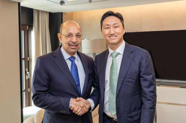 [서울=뉴시스] 정기선 HD현대 수석부회장(사진 오른쪽)이 25일 서울 중구 반얀트리호텔에서 칼리드 알팔리 사우디아라비아 투자부장관과 회담하고 있다. (사진=HD현대 제공) 2025.9.25. photo@newsis.com *재판매 및 DB 금지