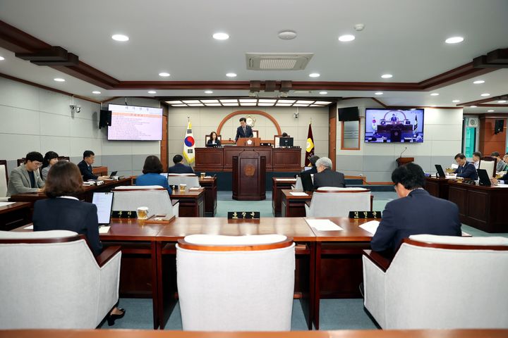 전북 진안군의회는 25일 11간의 일정으로 진행된 제302회 임시회를 마무리했다고 밝혔다. *재판매 및 DB 금지