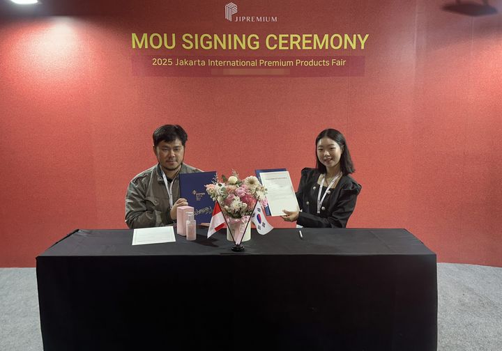 [대전=뉴시스] K-뷰티 스킨케어 브랜드 '인에센셜리' 박지혜 (오른쪽) 대표. (사진=대전대 제공) 2025.09.25. photo@newsis.com *재판매 및 DB 금지