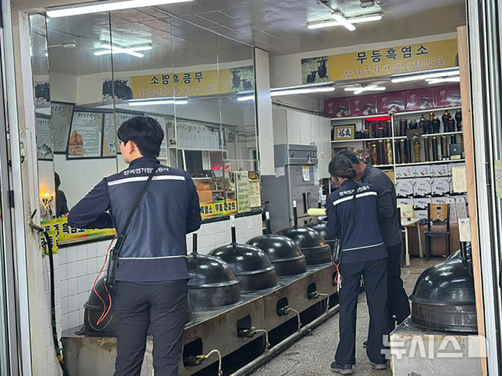 [성남=뉴시스] 한국전기안전공사 관계자들이 추석 명절을 앞두고 모란시장에서 안전 점검을 실시하고 있다(사진=성남시 제공) 2025.09.25.photo@newsis.com 