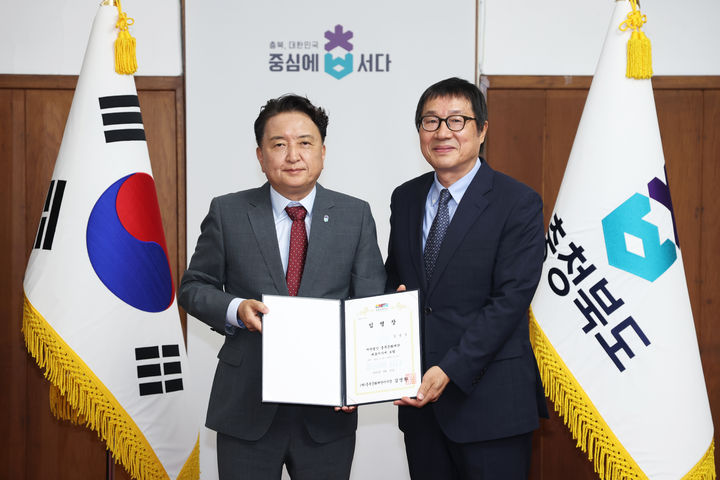 김영환(왼쪽) 충북지사와 김경식 신임 충북문화재단 대표이사. (사진=충북도 제공) *재판매 및 DB 금지