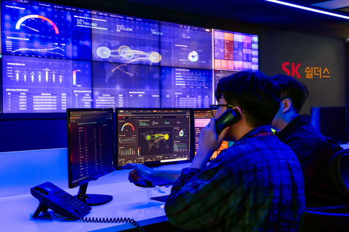 1차 고도화가 완료된 시큐디움센터에서 SK쉴더스 구성원이 실시간 관제를 수행하는 모습.(사진=SK쉴더스 제공) *재판매 및 DB 금지