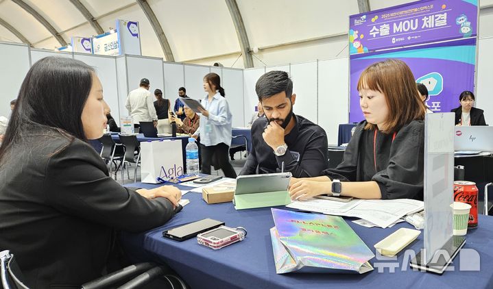 [제천=뉴시스] 이병찬 기자 = 25일 충북 제천시 2025제천국제한방천연물산업엑스포 산업관에서 해외 바이어가 국내 천연물 기업과 수출입 상담을 하고 있다.2025.09.25.bclee@newsis.com