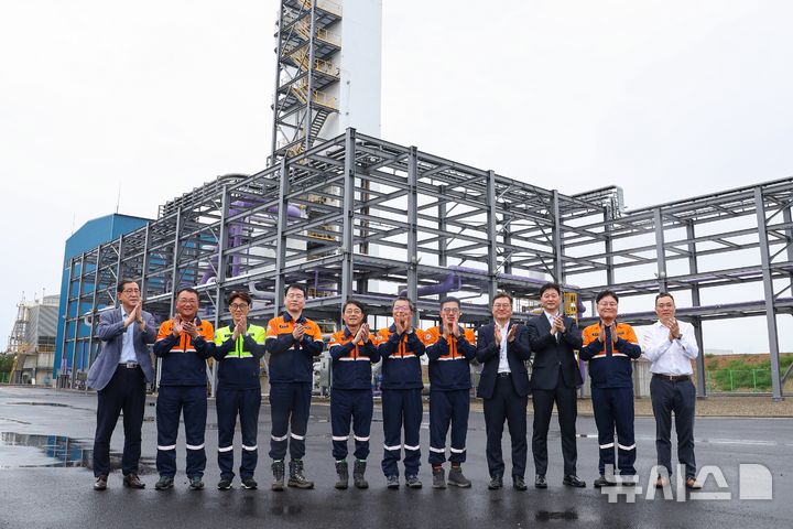 [포항=뉴시스] 산소공장 준공식 단체사진. (사진=포스코 제공) 2025.09.25. photo@newsis.com