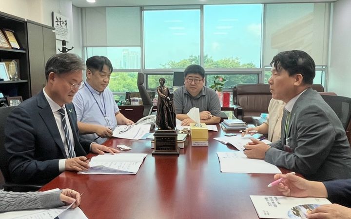 [청주=뉴시스] 충북 청주시 이상희 경제투자국장(오른쪽)이 25일 국회에서 이연희 국회의원(왼쪽)을 만나 내년도 국비 증액을 요청하고 있다. (사진=청주시 제공) 2025.09.25. photo@newsis.com *재판매 및 DB 금지