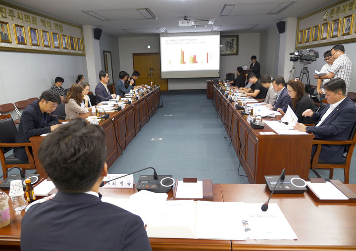 [진주=뉴시스]최민국 진주시의원, 가호동 대학가 월세 폭등 현상 대응 간담회.(사진=진주시의회 제공).2025.09.25.photo@newsis.com *재판매 및 DB 금지