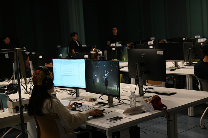 [서울=뉴시스] 관객이 서경대 메타버스 뮤지컬을 감상하고 있다. (사진=서경대 제공) 2025.09.25. photo@newsis.com *재판매 및 DB 금지