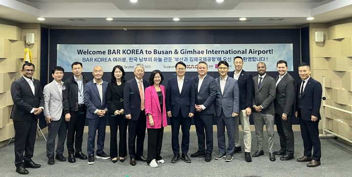 [서울=뉴시스] 25일, 김해공항에서 진행된 외항사 초청 마케팅 행사에서 남창희 김해공항장(오른쪽에서 일곱번째)이 참석자들과 함께 기념촬영을 하고 있다. 2025.09.25. (사진=한국공항공사 제공) photo@newsis.com *재판매 및 DB 금지