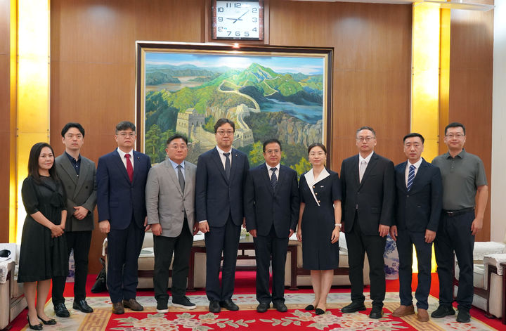 [서울=뉴시스] 세종대 홍성경(왼쪽에서 다섯 번째) 대외부총장, 한창완(왼쪽에서 네 번째) 학생처장, 이충훈(왼쪽에서 세 번째) 대외협력처장으로 구성된 대표단이 청도농업대를 공식 방문했다. (사진=세종대 제공) 2025.09.25. photo@newsis.com *재판매 및 DB 금지